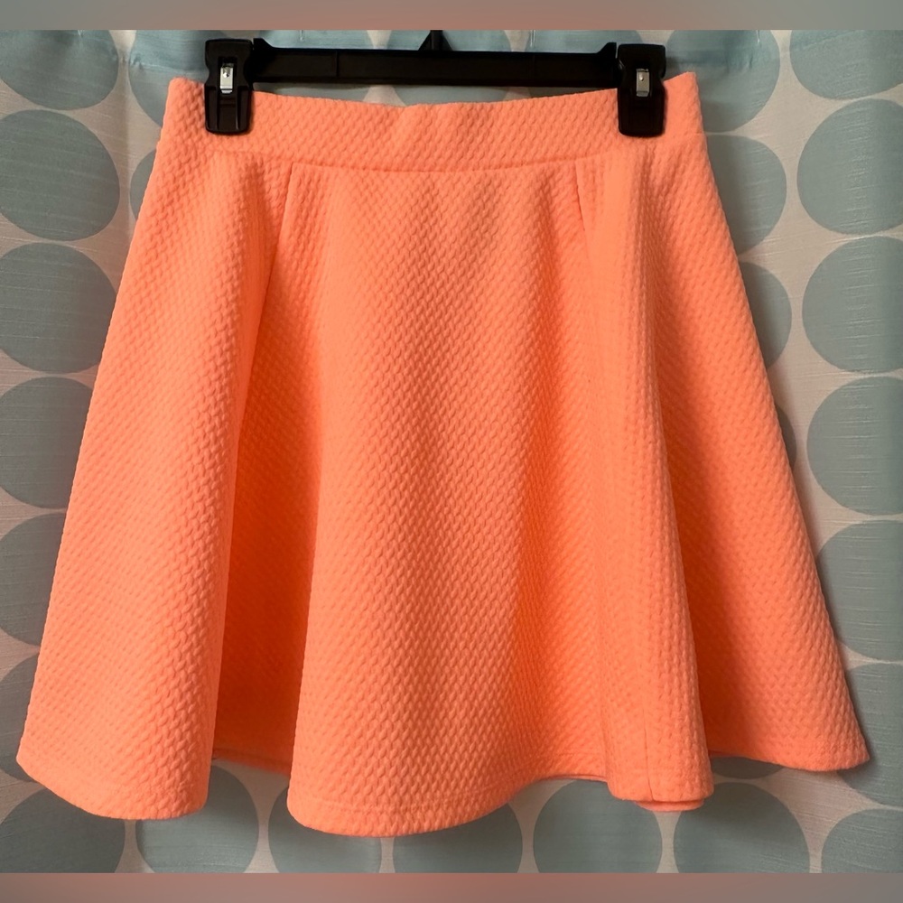 H&M Peach Textured Women's Mini Skirt. Size Small.